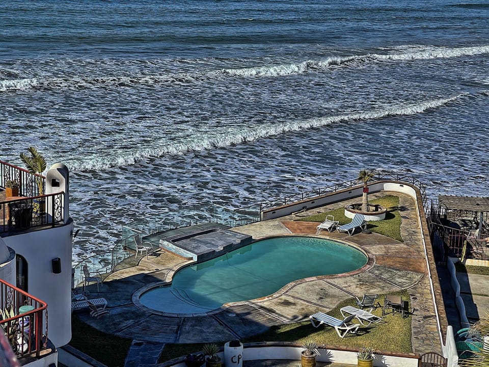 Pool, jacuzzi & ocean