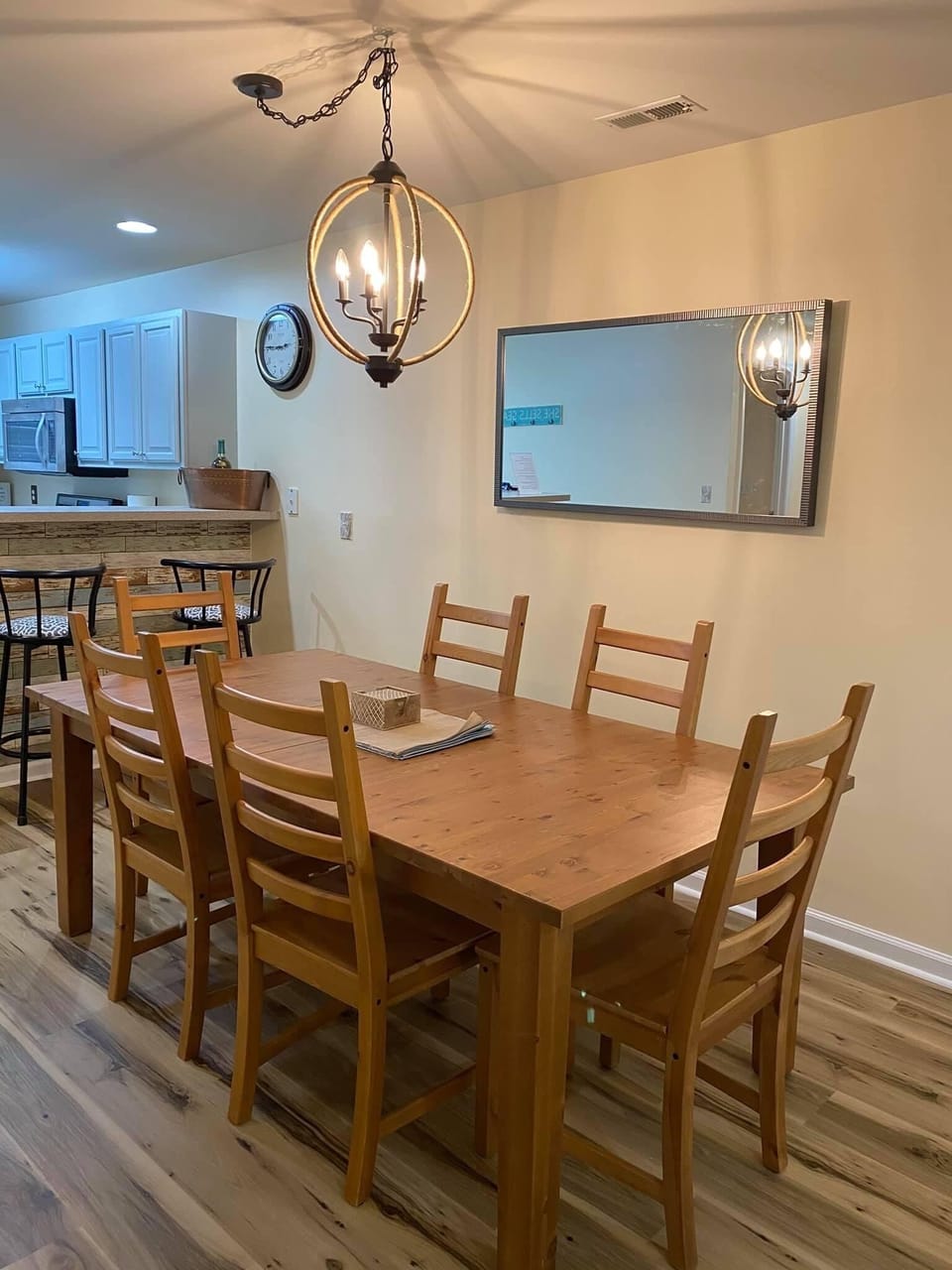 Dining for 6, with additional chairs at the bar
