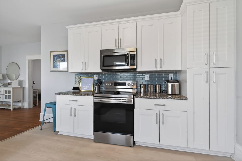 Main Level - Full Kitchen 
