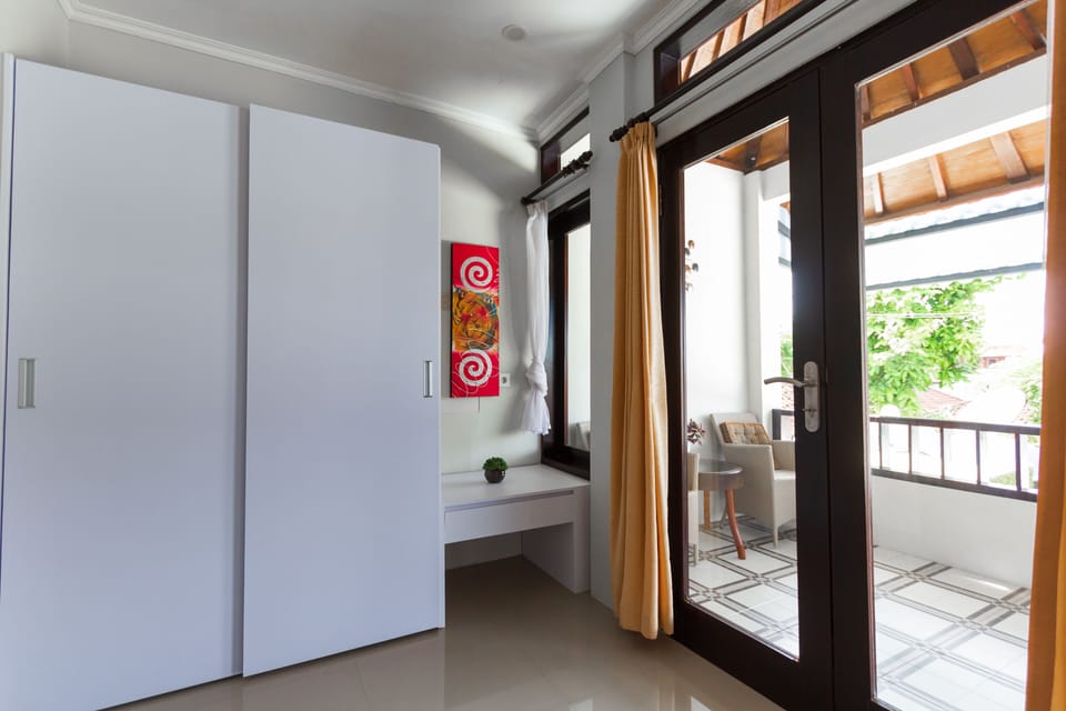 Almari dan pintu ke arah balkon lantai 2