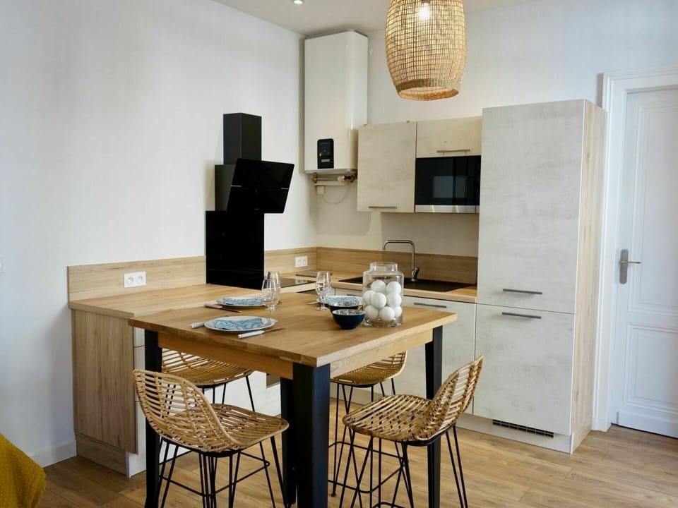 Table, Furniture, Property, Chair, Building, Door, Wood, Kitchen & Dining Room Table, Interior Design, Flooring
