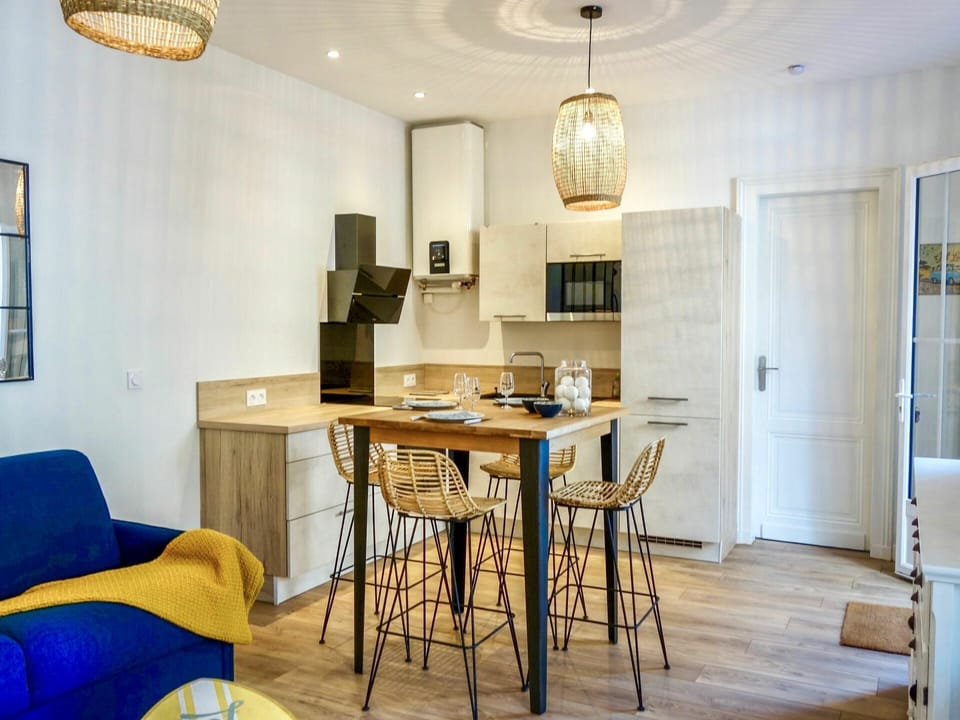 Table, Furniture, Property, Blue, Chair, Lighting, Wood, Interior Design, Floor, Wall