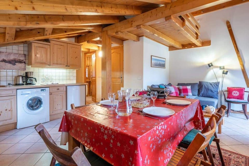 Cosy dining area easily seats 4-6 adults