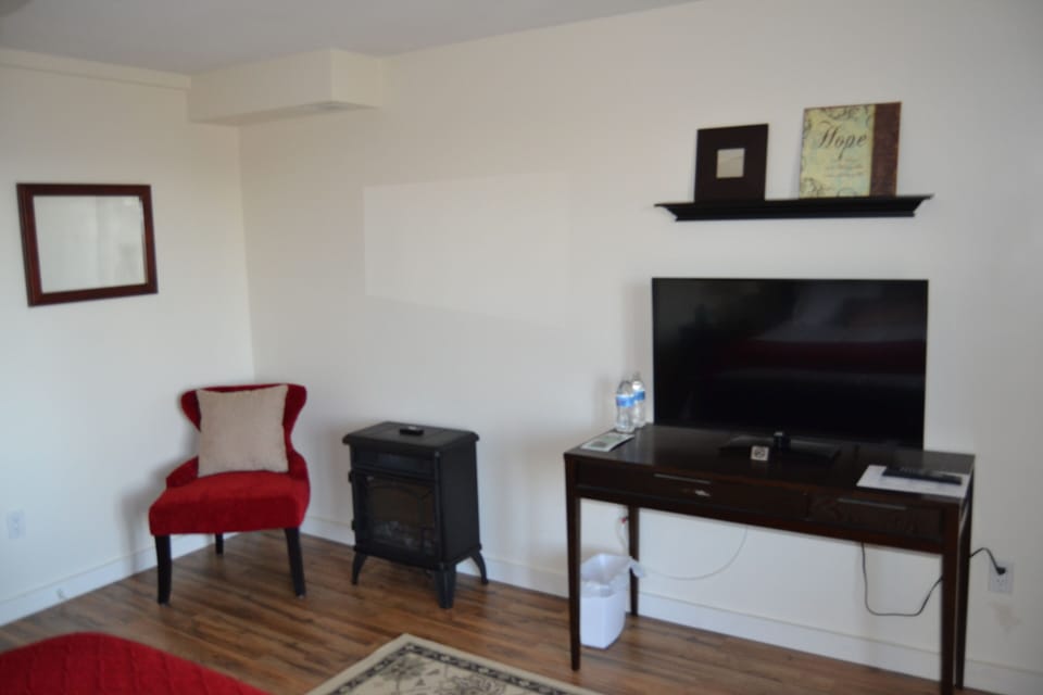 Das Zimmer Suite - seating area; fire place, & 39" flat screen tv