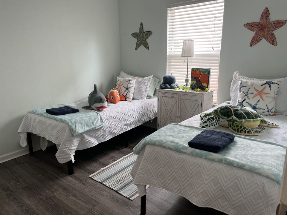 Bedroom with 2 twin beds 