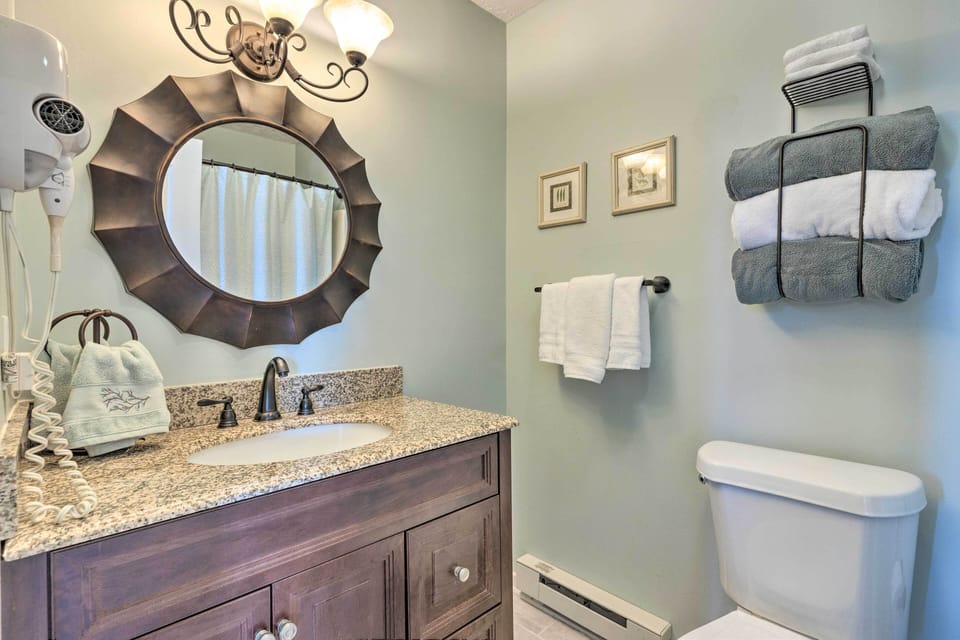 Full Bathroom | Towels Provided