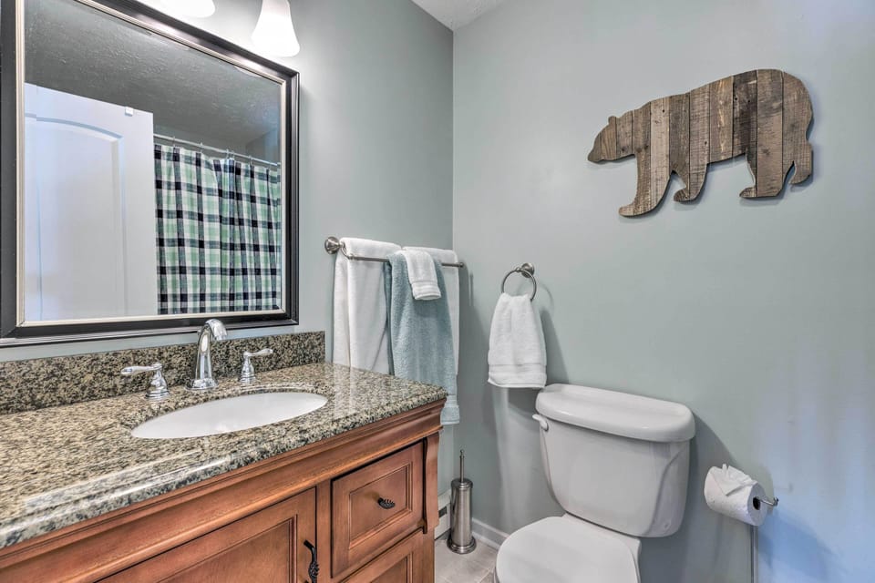Full Bathroom | Towels Provided