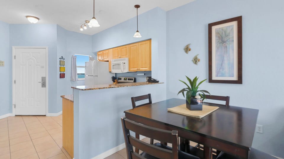 Surf Beach Room 603 Dining Area