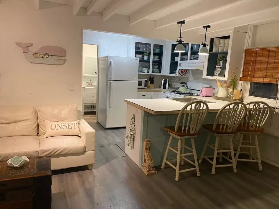 Open floor plan kitchen, living & dining room