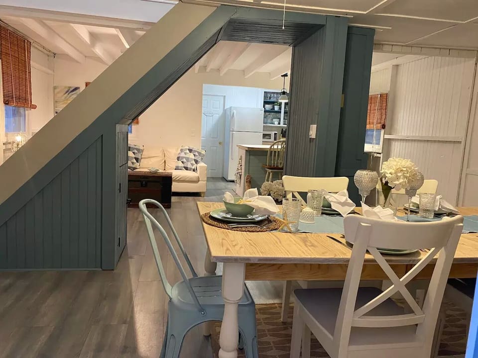 This space awaits you just steps from the beach. Home, beach, home!