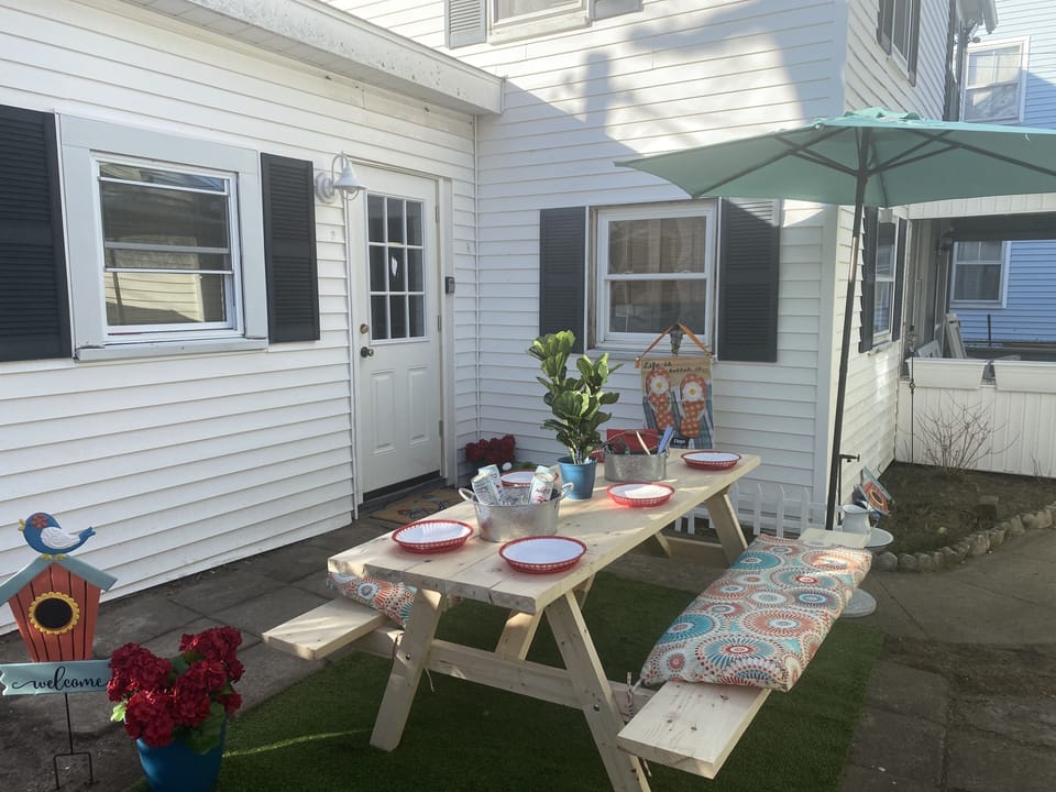 Courtyard for outdoor entertainment. Easy access to the kitchen.  S'mores pit. 