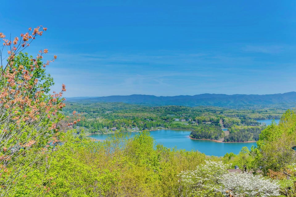 Hiawassee Vacation Rental | 2BR | 1BA | 1,450 Sq Ft | Upstairs Unit