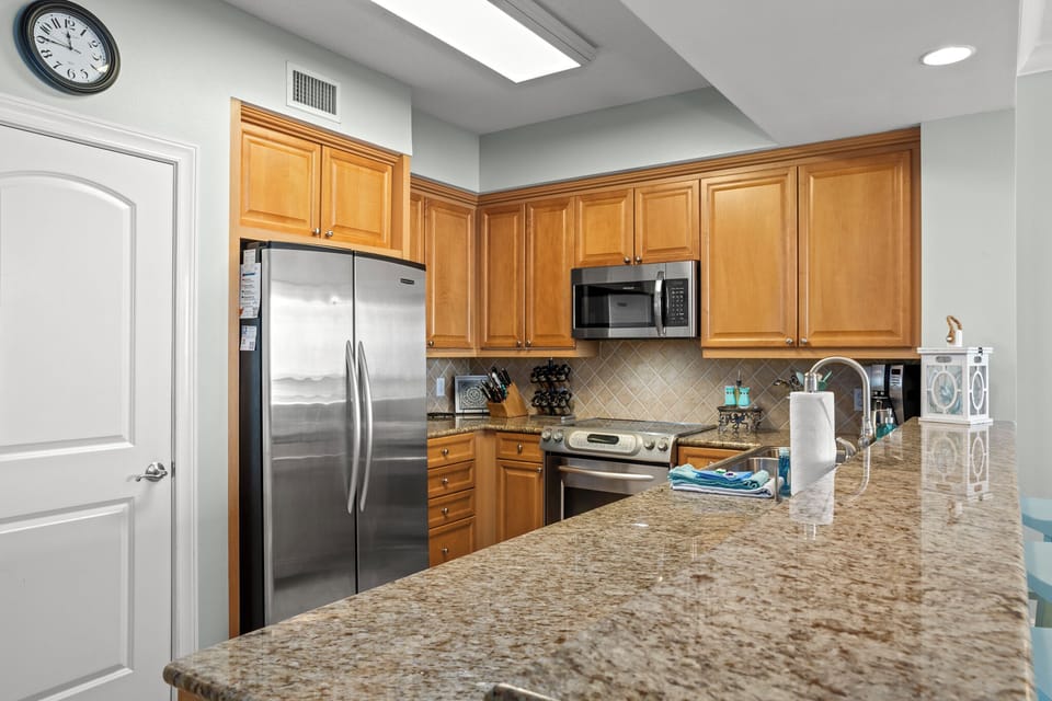 Full chef's kitchen with coffee maker, blender, toaster, plenty of pots and pans