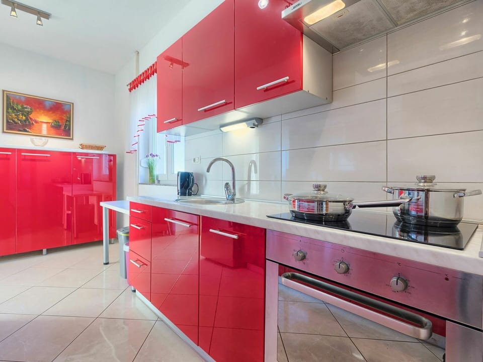 Tap, Cabinetry, Kitchen Sink, Sink, Countertop, Property, Plumbing Fixture, Kitchen Stove, Kitchen Appliance, Building