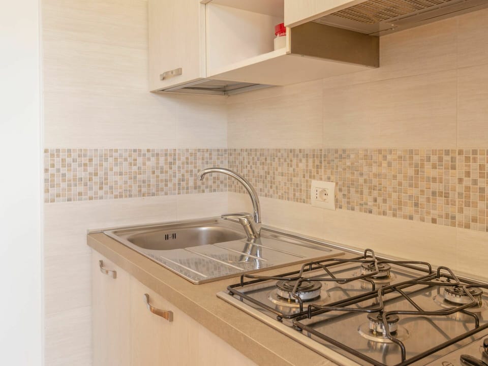 Brown, Tap, Cabinetry, Kitchen Sink, Plumbing Fixture, Property, Sink, Countertop, Building, Wood