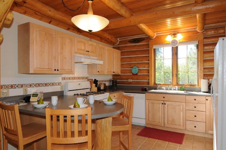 Kitchen with breakfast bar