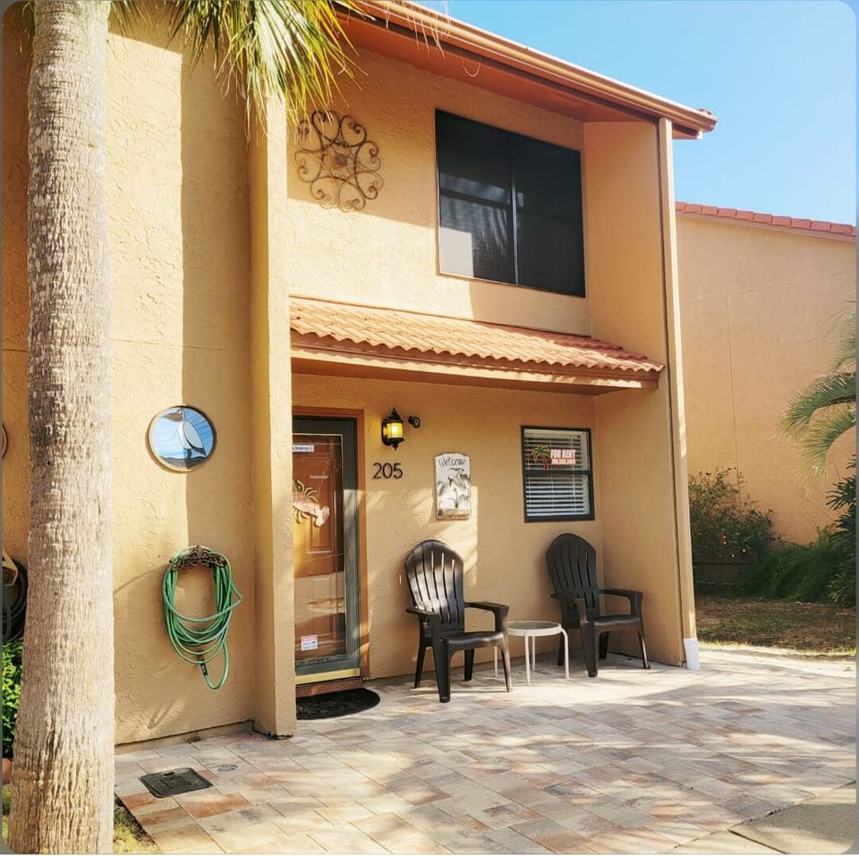 Front entrance and front porch with pavers. Vacations by Fayla