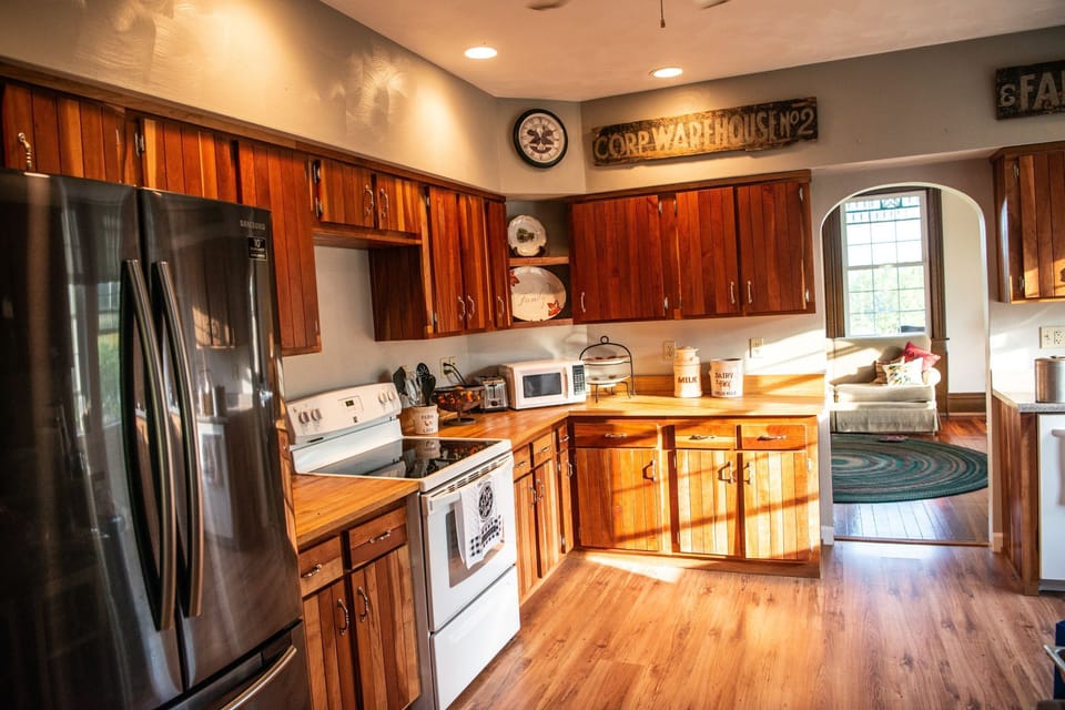 Farmhouse kitchen (available only to full house rentals.)