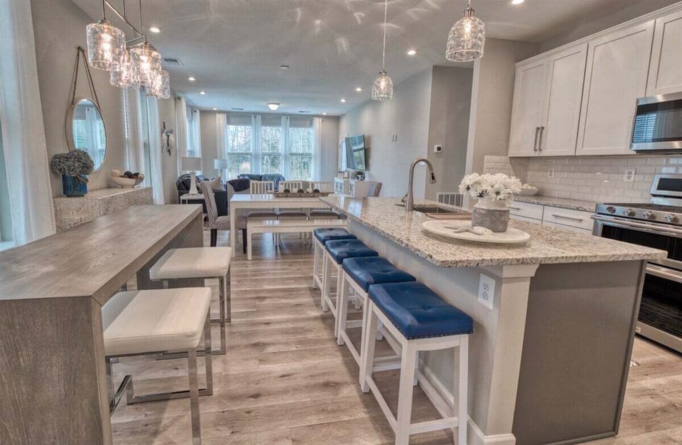 Large gourmet kitchen with seating for 6