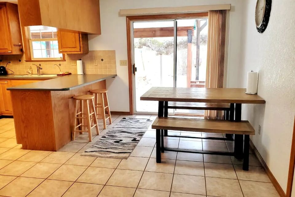 The breakfast table seats 4-6 with 2 stools at the bar.