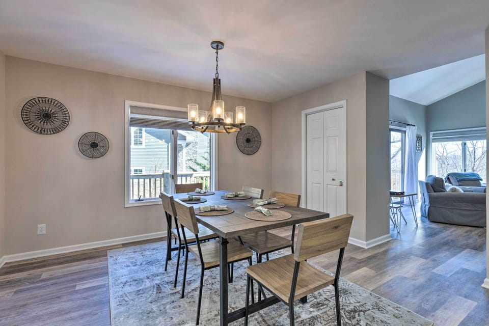 Dining Area | Dishware & Flatware Provided