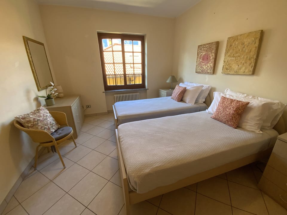 Same guest bedroom set with two twin beds