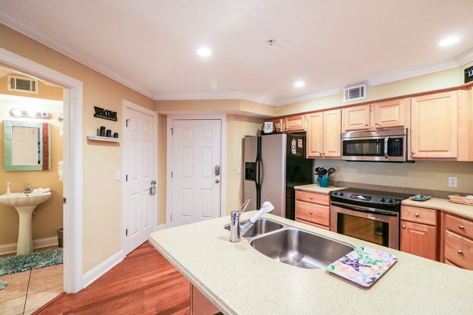 Foyer leading intro the kitchen