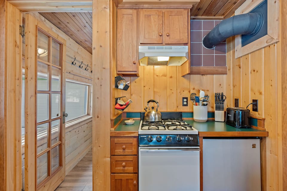 Double Loop ~ MAIN CABIN (TWO CABINS ON PROPERTY: MAIN CABIN AVAILABLE YEAR-ROUND AND SLEEPS 7 PEOPLE. ADDITIONAL CABIN AVAILABLE IN SUMMER ONLY AND SLEEPS ADDITIONAL 4 PEOPLE.)