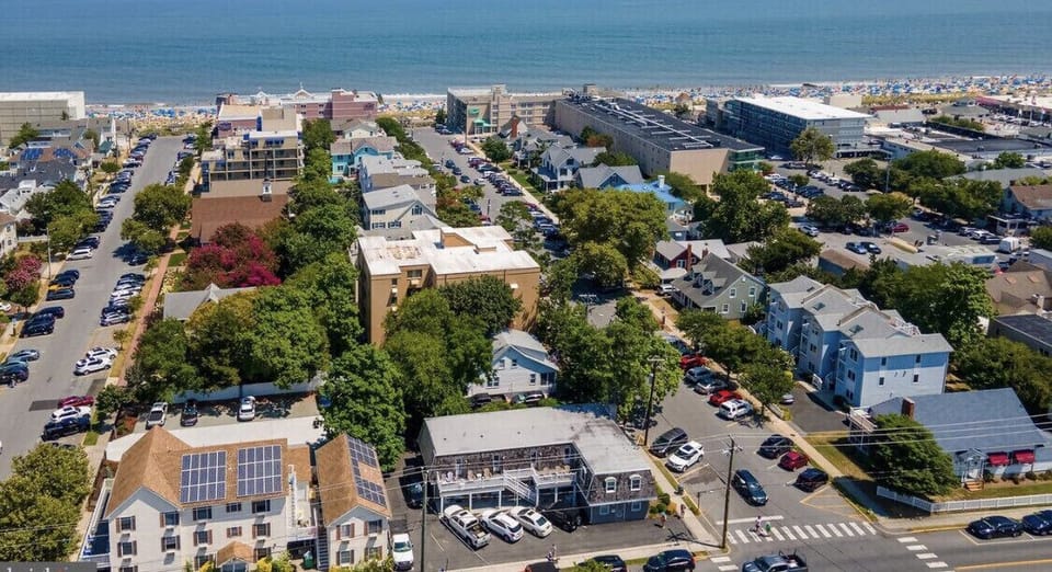 Just a quick walk ( 1 block ) to the beach or boardwalk. 