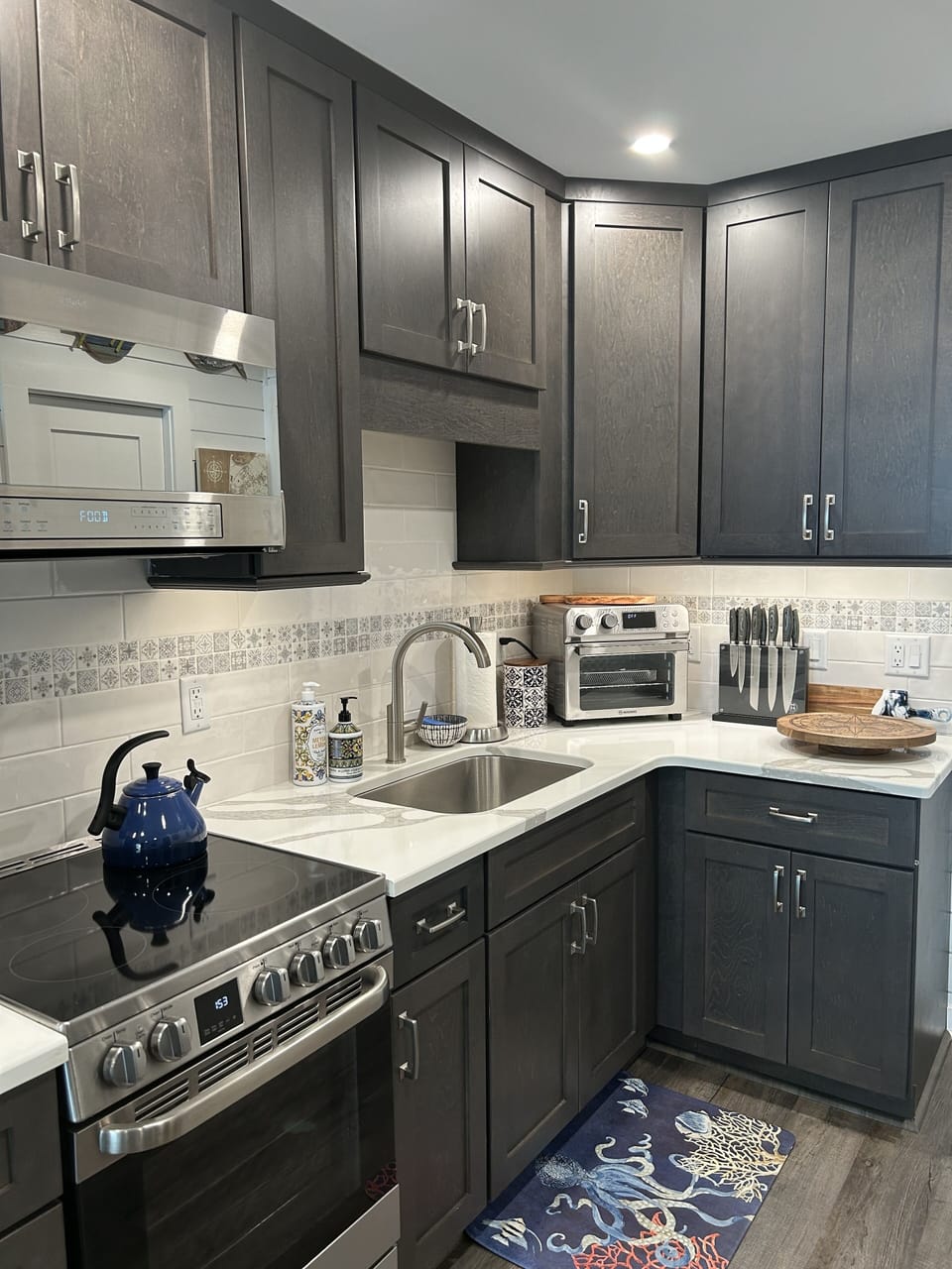 Fully stocked kitchen to prepare a full meal or quick snack! 