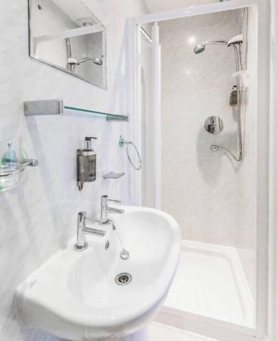 8 en-suite bathrooms 