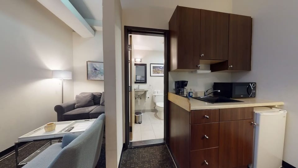 This efficiency suite features a fully-equipped kitchenette and living area. The flooring is carpeted throughout, with ceramic tile in the bathroom. It is 8 minutes T ride to MGH, 9 minutes walk to Tufts, and 17 minutes ride to Boston Medical Center.