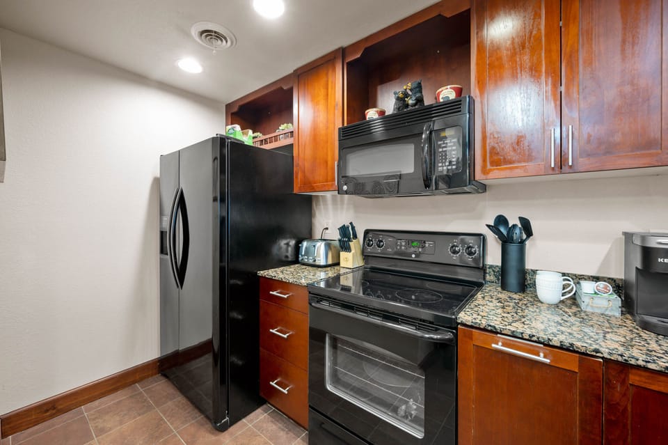 Fully stocked kitchen (keurig coffee maker as well as regular drip coffee maker.