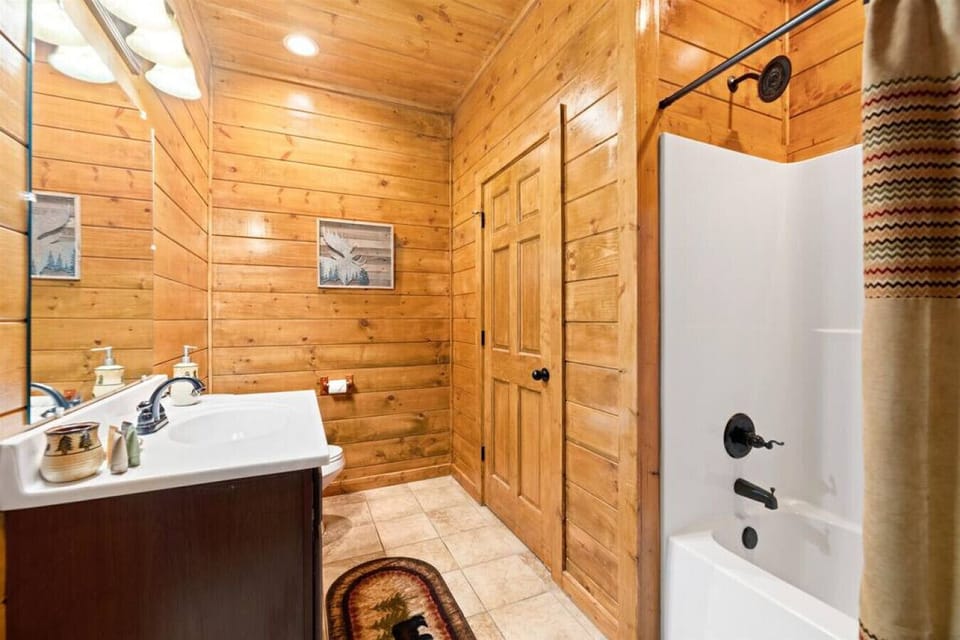 En-suite bathroom off downstairs Master bedroom