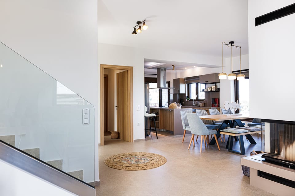 The villa accommodates 10 guests in beds.