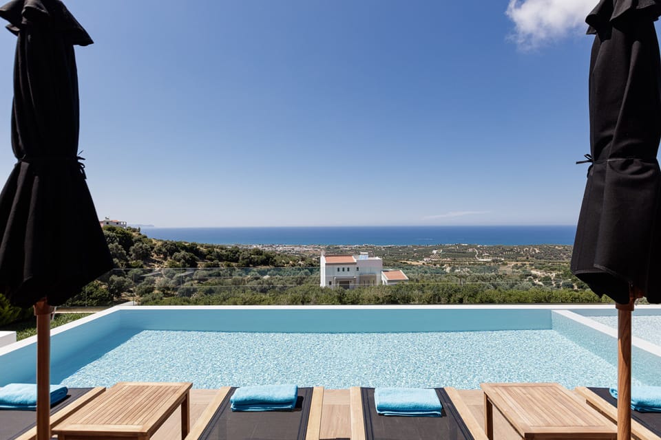 Panoramic views over the Cretan sea and the nearby countryside