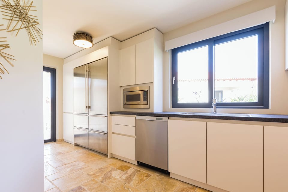 Dishwasher and full fridge 