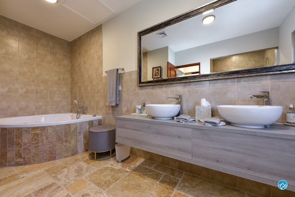 Master Bathroom - with towels and hot water 