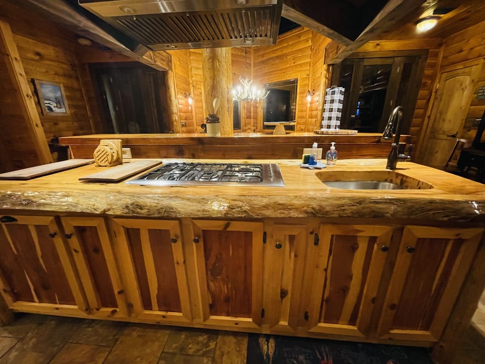 Mystic Lodge Chef Kitchen Gas Stove Island