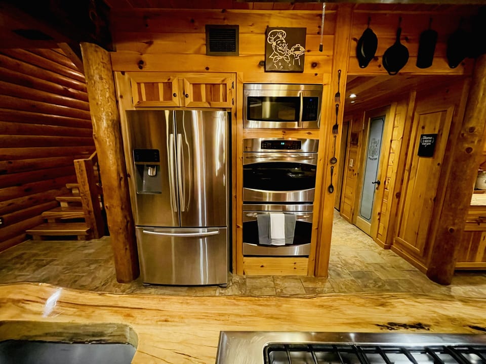 Mystic Lodge Chef Kitchen with Double Oven