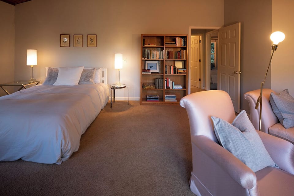 Queen bed , upstairs bedroom