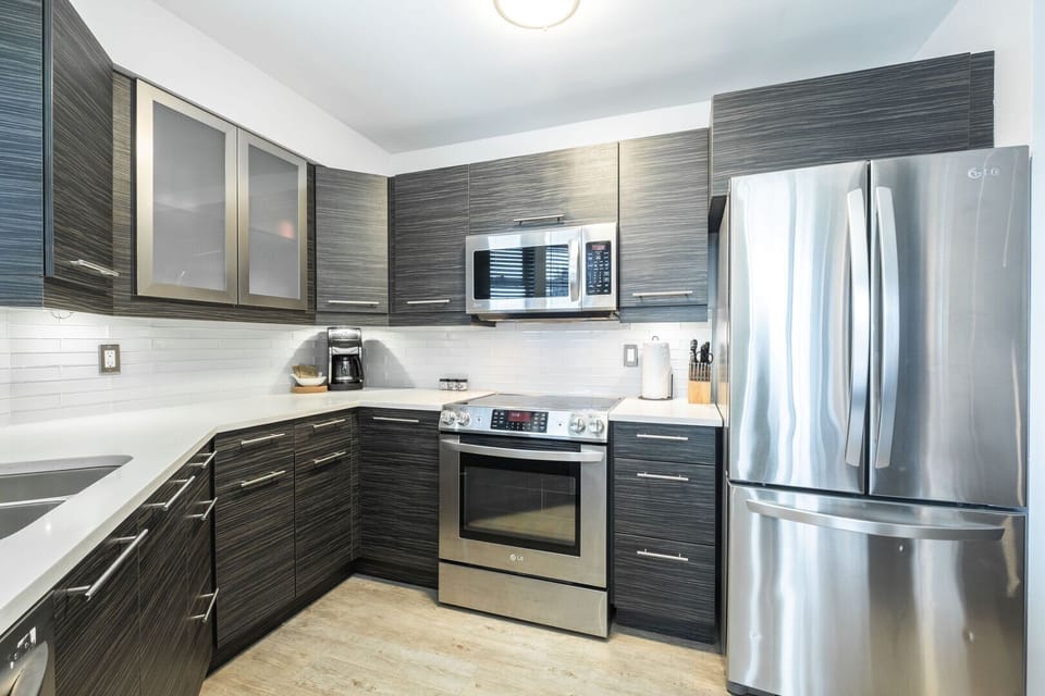 Full kitchen: Stainless steel appliances