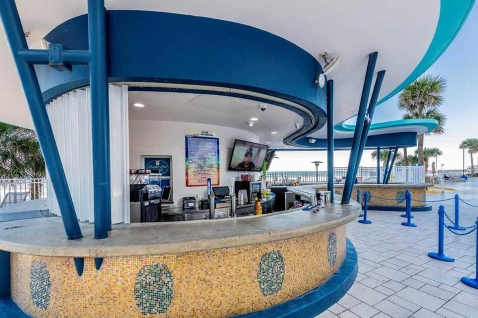 Outdoor Bar & Grill