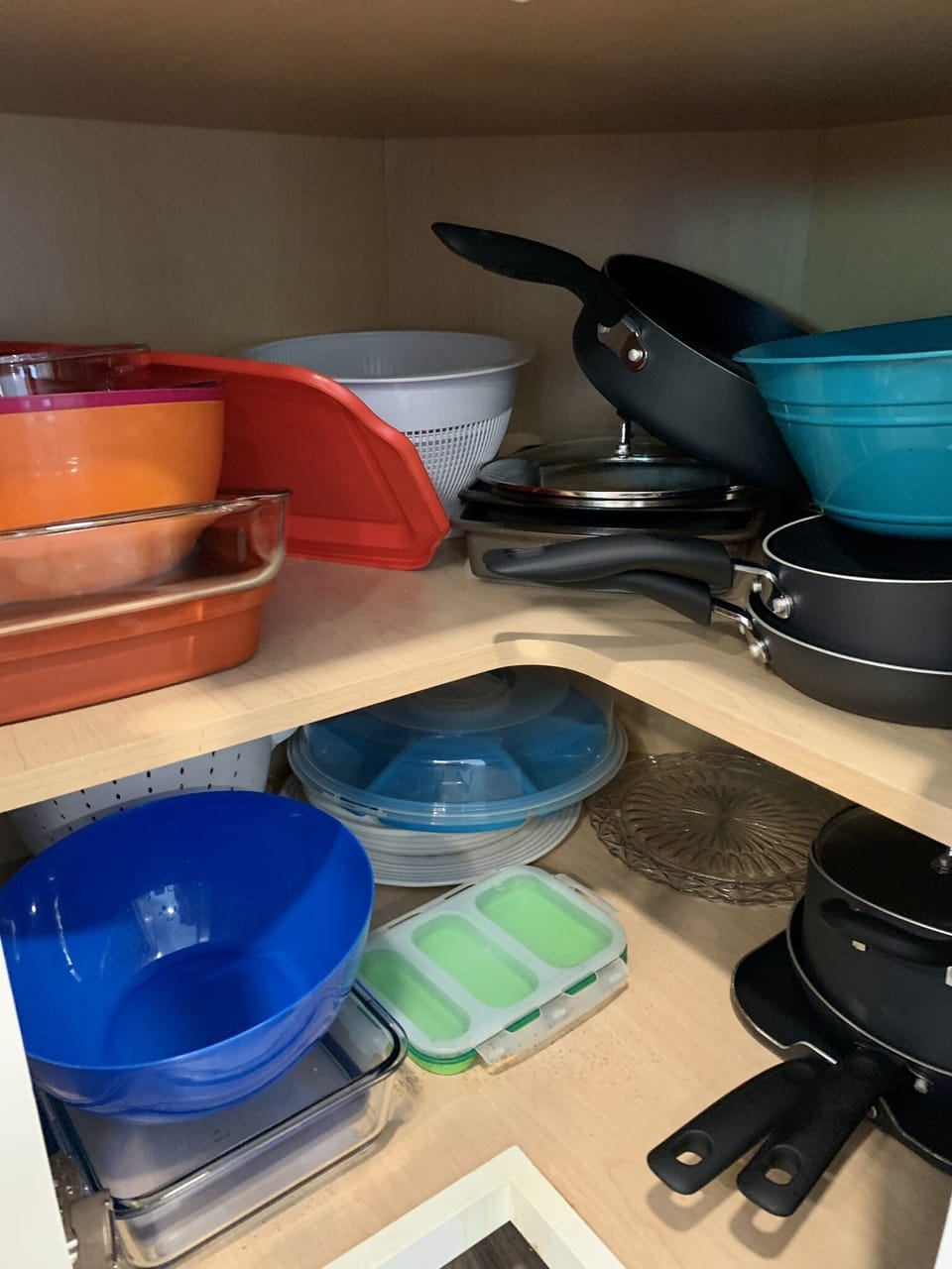 Kitchen pans and mixing bowls 