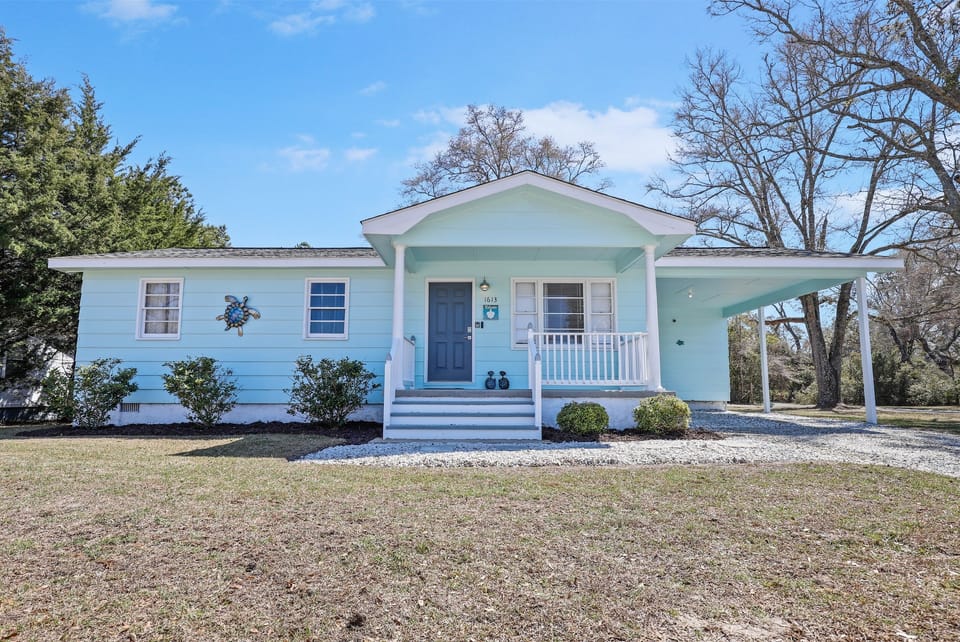 🐢 Welcome to The Turtle Shack—your shell-ter by the sea! Where the vibe is chill, the beach is close, and the porch is always ready for your flip-flops.
