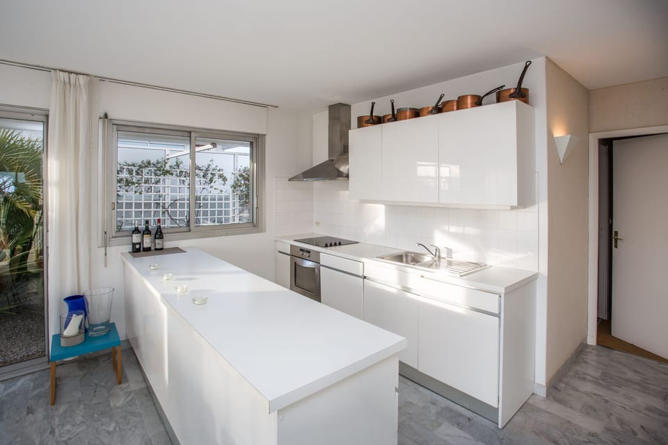 Kitchen with dish washer