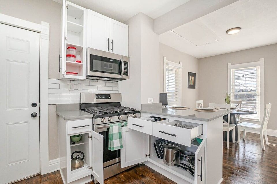 Fully updated kitchen with everything you need to prepare a good meal!