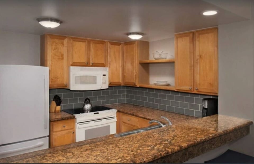 The open kitchen is totally equipped!