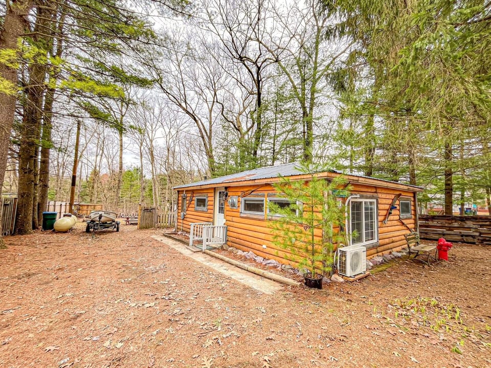 Backyard BBQ / Kayak/ and small deck to enjoy