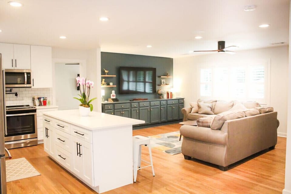 0.8 mi from Square. Fully renovated 3 bedroom/ 2 bath. Fire Pit, Air Hockey! 